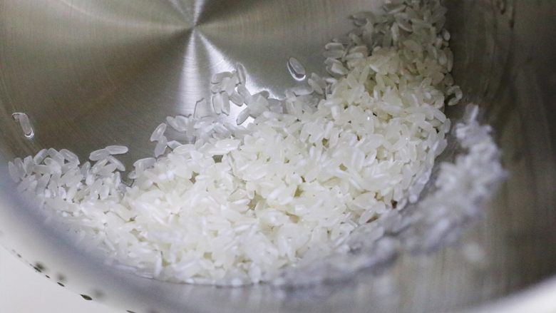 紫薯燕麦米糊,把米用清水冲洗2~3遍,沥干水分。