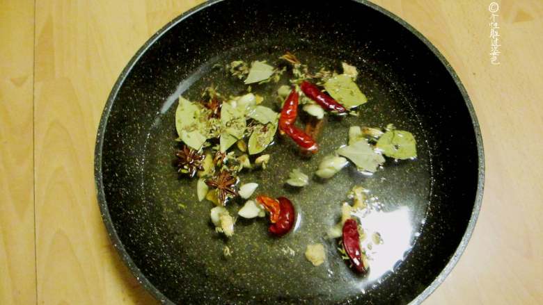 蒜香烤花生,调料凉水下锅煮,加盐,