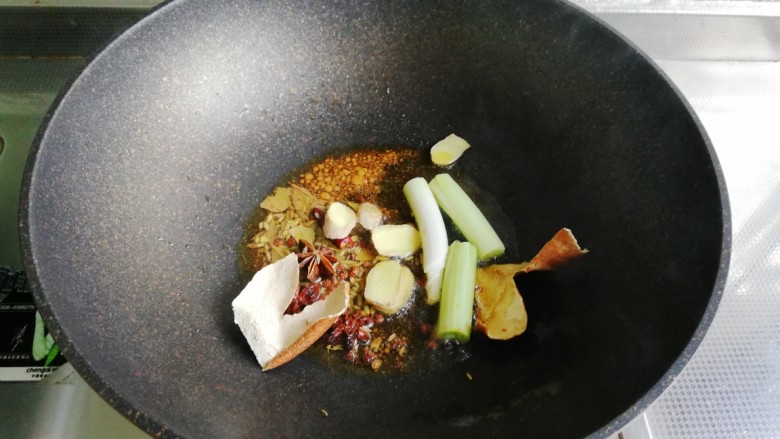 红烧牛肉,待糖浆冒泡泡,放入大料煸香