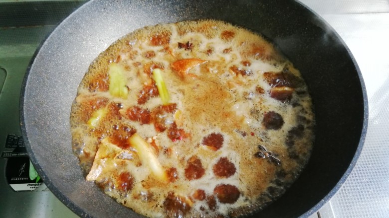 红烧牛肉,加入适量开水,没过食材即可,大火烧开,小火慢炖1个小时左右