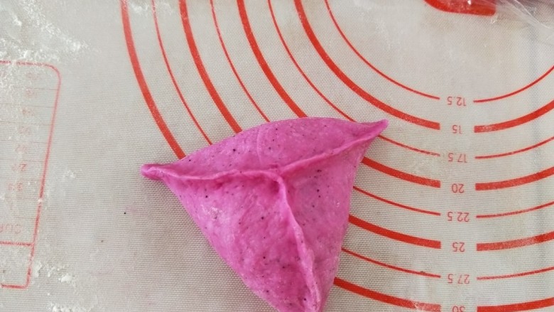 少女心爆棚~火龙果豆沙面包,慢慢的捏成三角形,一定要捏紧。