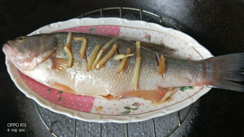 家常菜清蒸鲈鱼,开水上锅蒸,去掉葱段