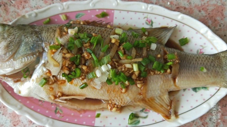 家常菜清蒸鲈鱼,把热油泼在鱼上,发出嗤嗤的响声