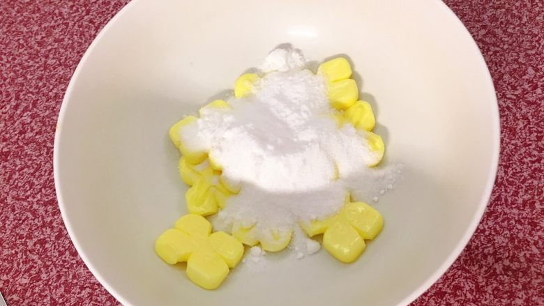 玛格丽特饼干,黄油室温软化,加入细砂糖和盐。