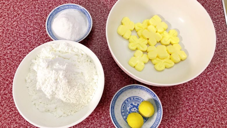 玛格丽特饼干,准备好材料。细砂糖要选很细那种,或是用糖粉,低粉和<a style='color:red;display:inline-block;' href='/shicai/ 512'>玉米淀粉</a>混合在一起。