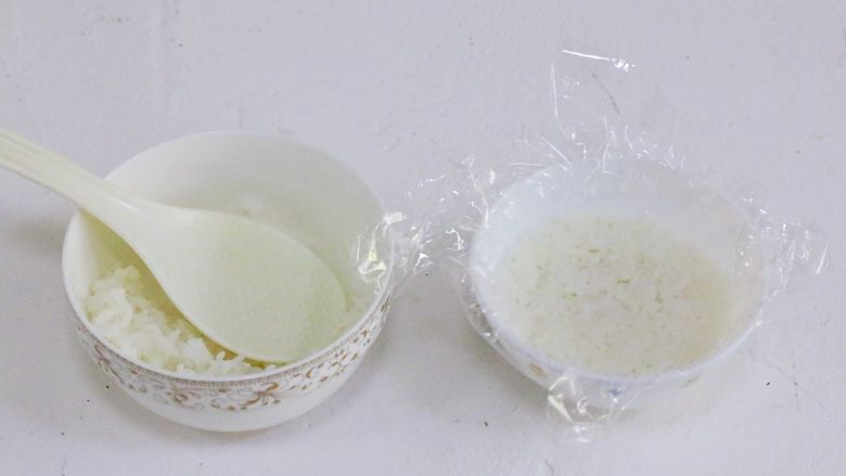 猪排米汉堡,在米饭中加入少许盐拌匀,然后在小碗中铺垫上一张保鲜膜,取适量米饭放入碗内压实。