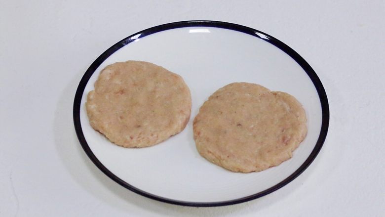 猪排米汉堡,将肉团分成两份,分别压成肉饼,不用太厚。
