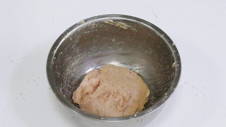 猪排米汉堡,再用手抓起肉团,向盆内摔至少30下左右。
