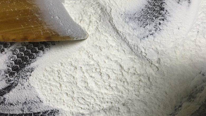 冰皮月饼
芋泥馅,准备40克糯米粉,小火入锅中炒至微微的发黄就是熟,盛出,当手粉用,防粘手和粘模具。