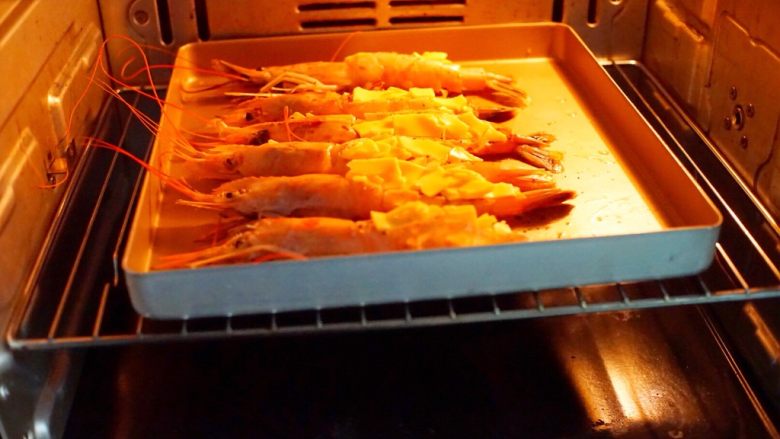 烤芝味大虾,烤箱预热后,放入烤箱中层以220摄氏度上下烤15分钟