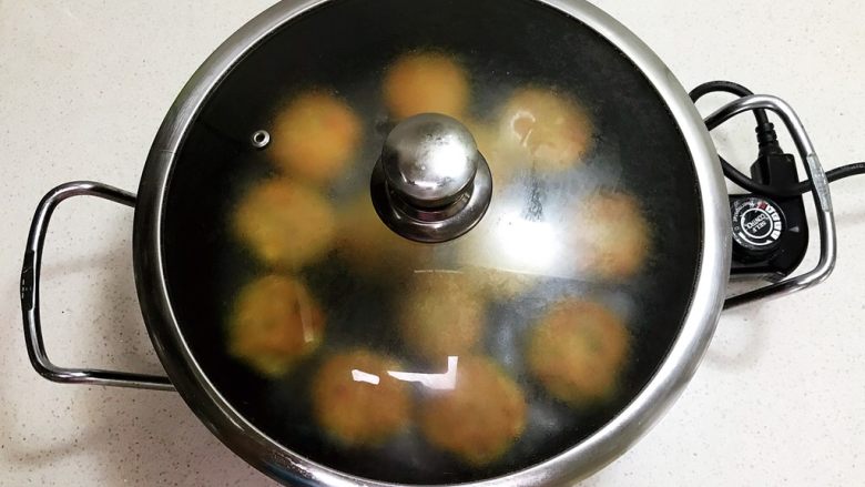 蔬菜肉末豆腐饼,盖上锅盖,直到水份全部收干