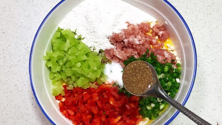 蔬菜肉末豆腐饼,加入<a style='color:red;display:inline-block;' href='/shicai/ 12043'>花椒粉</a>,调匀