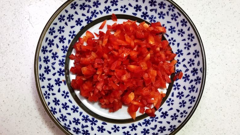 蔬菜肉末豆腐饼,<a style='color:red;display:inline-block;' href='/shicai/ 3534'>甜椒</a>去蒂去籽,切成小丁