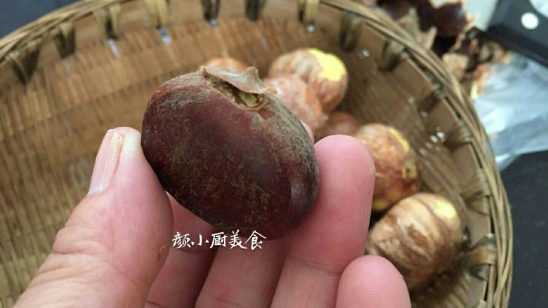 板栗烧排骨,板栗尖用小刀切一刀,然后哪着小刀从划口处一刀一刀往下削,外壳就去掉了,这个要注意,以免划伤手。