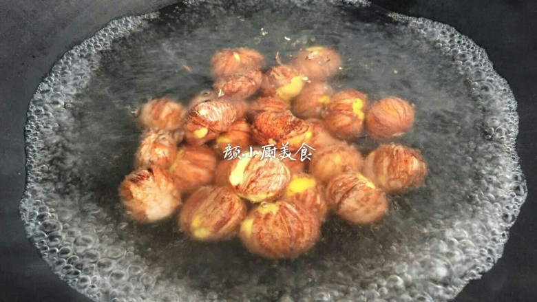 板栗烧排骨,锅里倒入适量清水加盖大火煮开,放入削去外壳的板栗下锅煮,大概煮3-5分钟左右,用手一搓板栗那层膜很容易掉即可关火