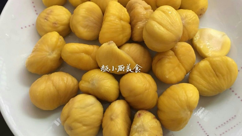 板栗烧排骨,捞起来放冷水浸泡,用手轻轻一搓外皮就去掉了,全部搓掉洗干净备用。
