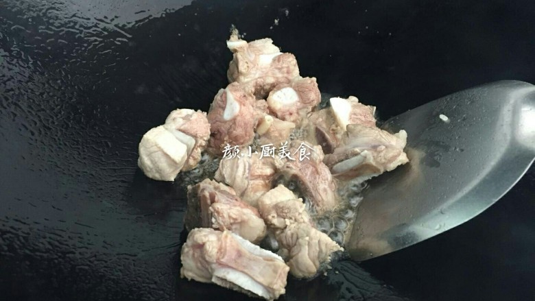 板栗烧排骨,热锅倒入少许食用油烧热,放入排骨下锅翻炒,炒至稍微有点微焦,倒入少许<a style='color:red;display:inline-block;' href='/shicai/ 894'>黄酒</a>炒至挥发掉酒味。