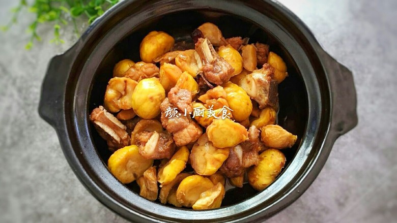 板栗烧排骨,出锅装盘即可食用,一道营养丰富的板栗烧排骨就做好了。