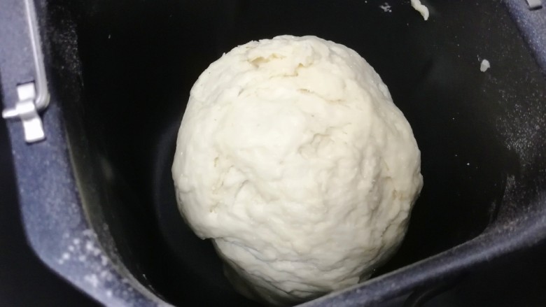 油渣包,12分钟和面程序结束以后面团就和好了,面包机关掉电源,面团不用取出,盖上面包机盖子,直接放在面包机里常温发酵至两倍大(天气已经有点凉了,大概用了一个半小时左右)。