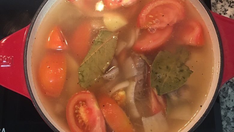 清炖蕃茄牛肉汤,中大火煮滚后转小火;