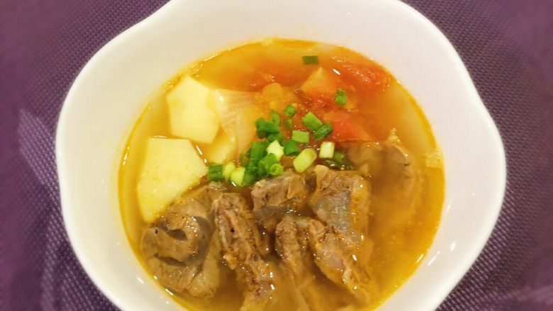 清炖蕃茄牛肉汤,撒上葱花,清爽好喝的清炖蕃茄牛肉汤完成。