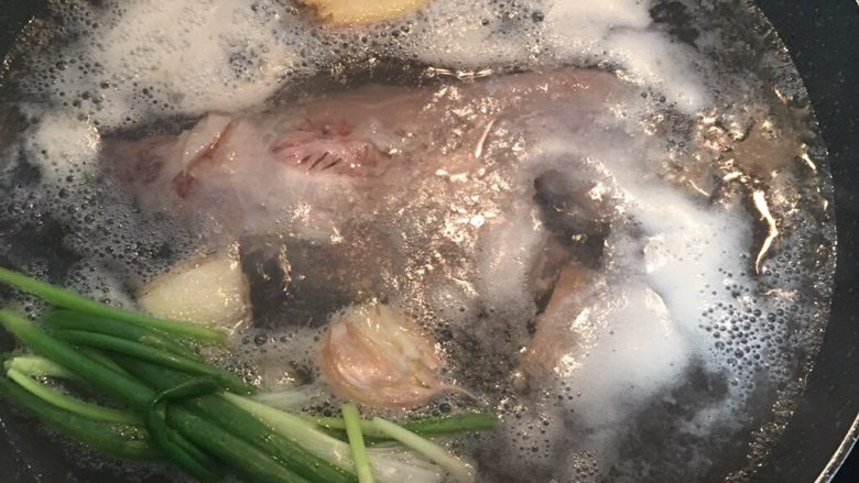 清炖蕃茄牛肉汤,煮小牛腱时,期间要把浮起的泡泡捞掉;