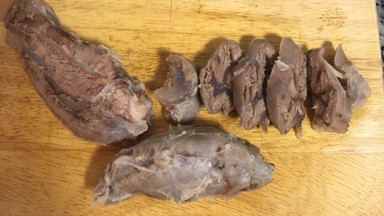 清炖蕃茄牛肉汤,ㄧ小时后关火盖锅盖焖到高汤降温,便可取出小牛腱切带厚度的块状: