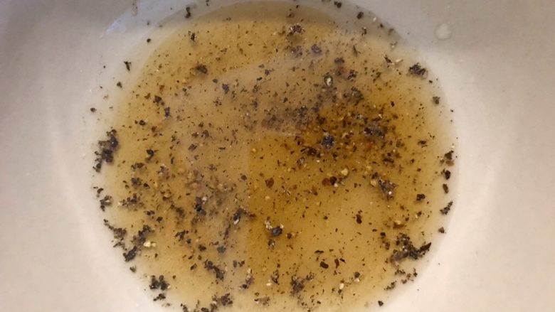 当红辣子鸡🌶️🌶️🌶️超简单做法 连吃三碗饭不是问题,调一小碗黑胡椒料酒(5g盐、少许黑胡椒、20g料酒)