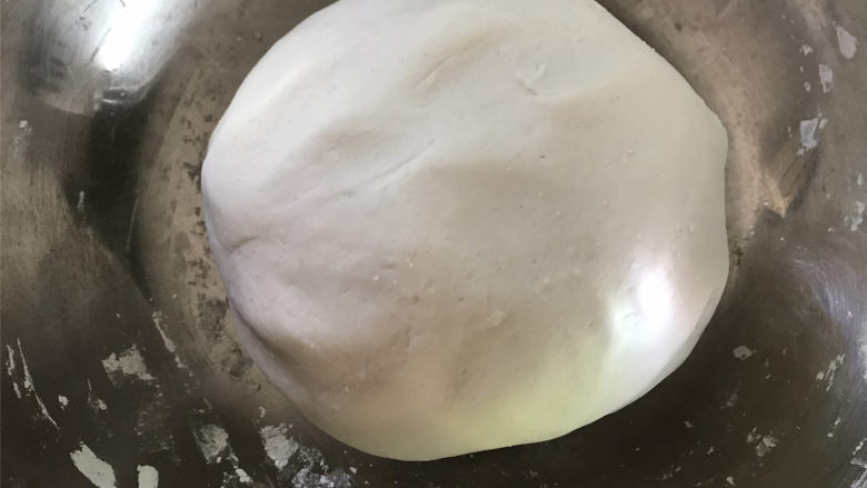 糖油粑粑,分几次加入水,揉成光滑不粘手的粉团,静置一会儿。
