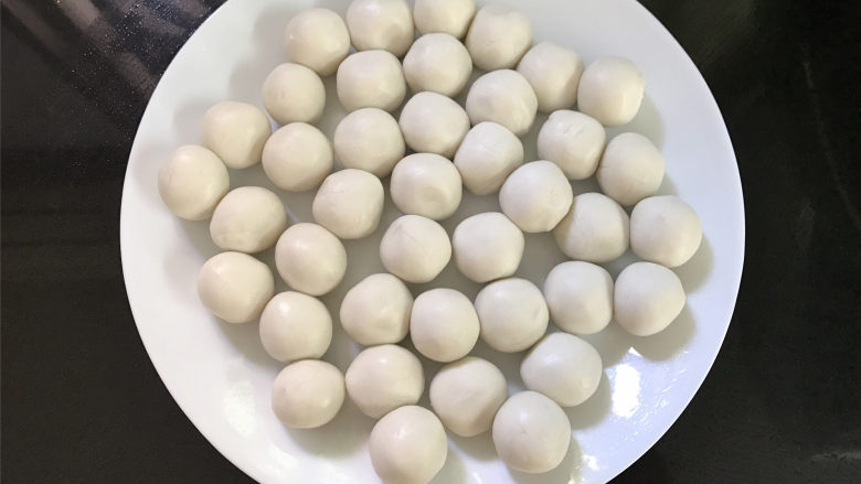 糖油粑粑,把静置好的粉团分成20克一个剂子,然后搓圆。