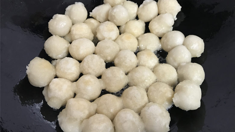 糖油粑粑,转中火把粑粑炸至呈淡金黄色后捞出沥油。