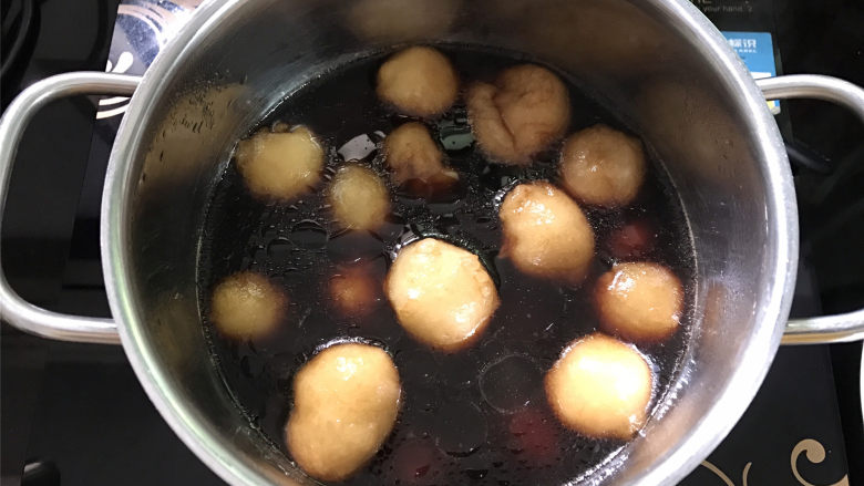 糖油粑粑,另取一锅,把化开的红糖水倒入锅中,煮开后放入粑粑。