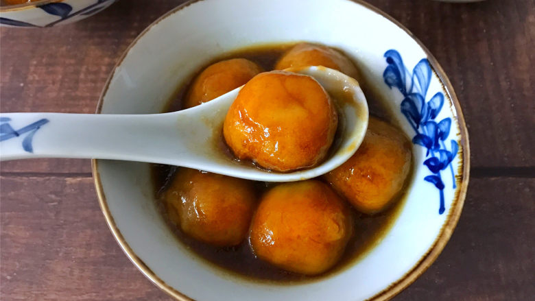 糖油粑粑,细腻软滑,色泽酱红,香香甜甜的糖油粑粑。
