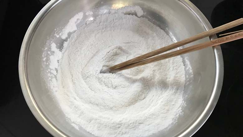 糖油粑粑,准备好材料后,把糯米粉放入盆中。