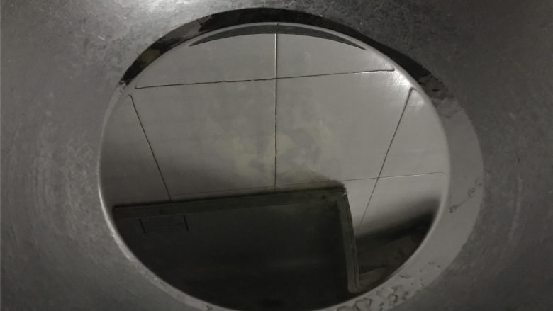 糖油粑粑,取一锅,倒入适量的油。