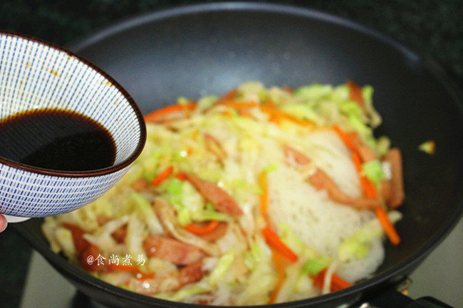 午餐肉包菜炒米粉,碗里的酱汁再次拌匀，淋在米粉上面