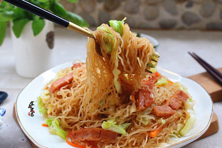 午餐肉包菜炒米粉,关火,铲起即可