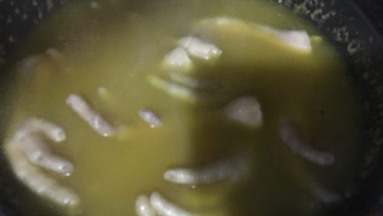 盐焗鸡爪,放入鸡爪,中小火焗8分钟,熄火后再焖5分钟
