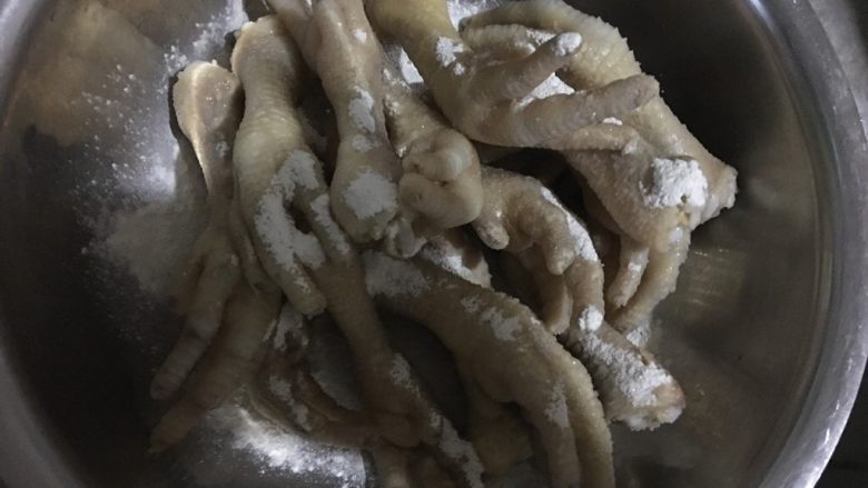 盐焗鸡爪,鸡爪凉后沥干水分放入一勺盐和20g盐焗鸡粉,拌匀放冰箱冷藏2小时腌制入味
