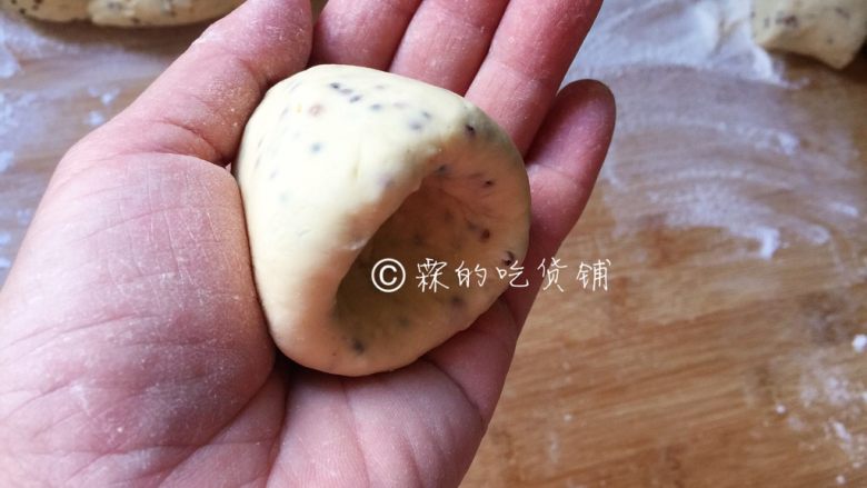藜麦玉米面窝窝头,二手都粘点干粉,然后把面团放在左手掌心,掌心呈微凹状态