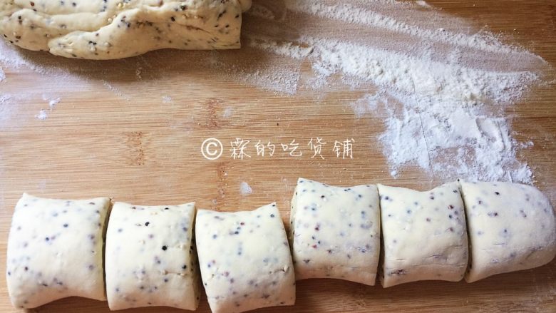 藜麦玉米面窝窝头,搓成长条,再切成合适大小的剂子
