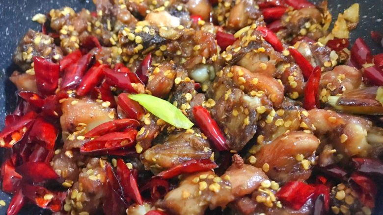 当红辣子鸡🌶️🌶️🌶️超简单做法 连吃三碗饭不是问题,下入炸好的鸡块,炒匀后尝味道,加入适量盐调味(这一步我没加盐啦)炒匀后即可出锅