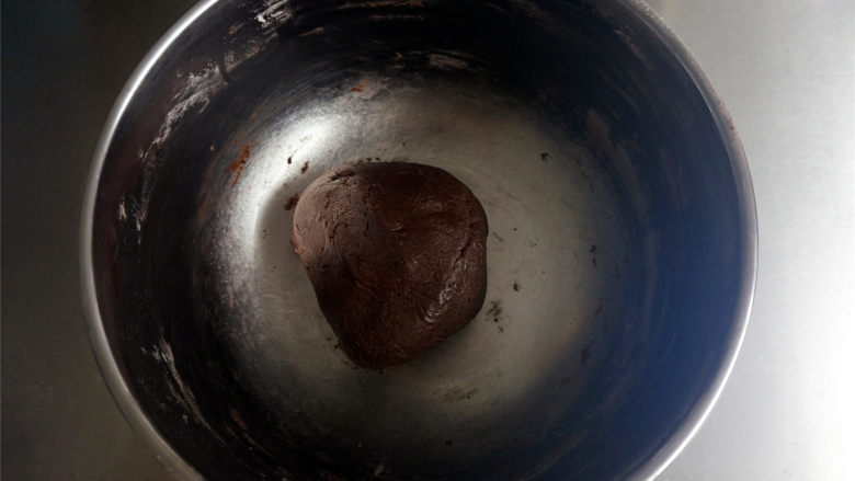 入门级大白糖霜饼干,用刮刀翻拌面团至无干粉状态。