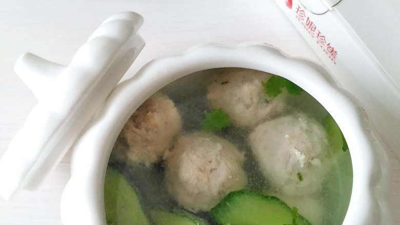 黄瓜肉丸汤,一碗美味清香的黄瓜肉丸汤做好了,