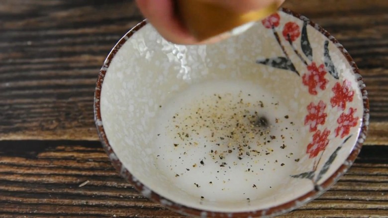 家常黑胡椒猪柳的做法，试过一次就能让你爱上它,碗中加入水淀粉、蚝油、盐、糖、黑胡椒粉搅拌均匀。