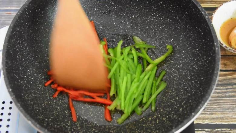 家常黑胡椒猪柳的做法，试过一次就能让你爱上它,油烧热，倒入辣椒，翻炒至断生后盛盘备用。