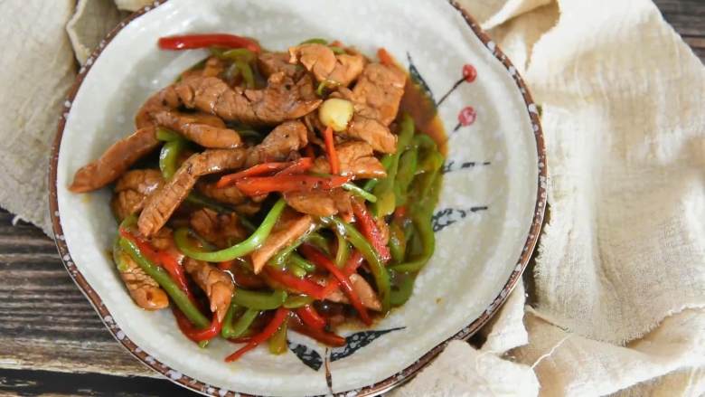 家常黑胡椒猪柳的做法，试过一次就能让你爱上它,倒入酱汁，大火翻炒约20秒即可。