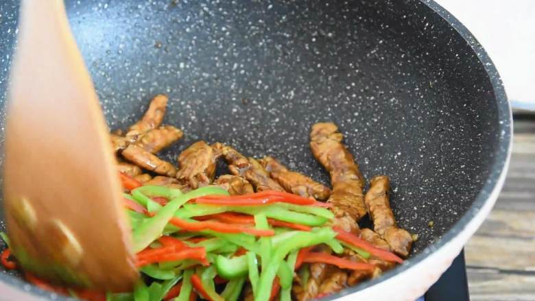 家常黑胡椒猪柳的做法，试过一次就能让你爱上它,倒入辣椒，继续翻炒。