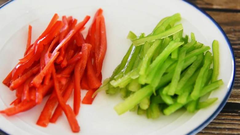 家常黑胡椒猪柳的做法，试过一次就能让你爱上它,红绿椒切丝备用。