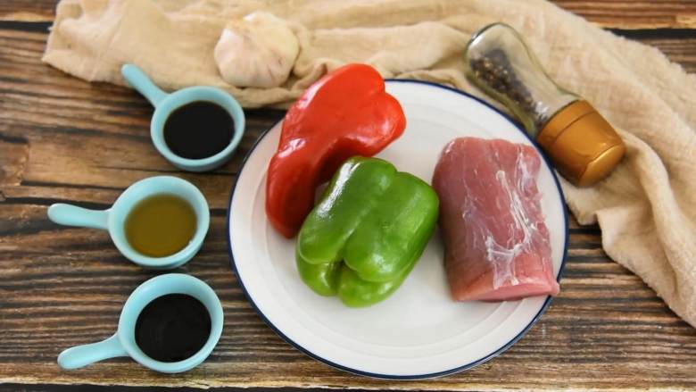 家常黑胡椒猪柳的做法，试过一次就能让你爱上它,『食材』

<a style='color:red;display:inline-block;' href='/shicai/ 36861'>猪里脊肉</a>/<a style='color:red;display:inline-block;' href='/shicai/ 134340'>黑胡椒粉</a>/红绿椒
<a style='color:red;display:inline-block;' href='/shicai/ 718'>料酒</a>/<a style='color:red;display:inline-block;' href='/shicai/ 788'>生抽</a>/<a style='color:red;display:inline-block;' href='/shicai/ 762'>老抽</a>/<a style='color:red;display:inline-block;' href='/shicai/ 721'>蚝油</a>/淀粉/蒜